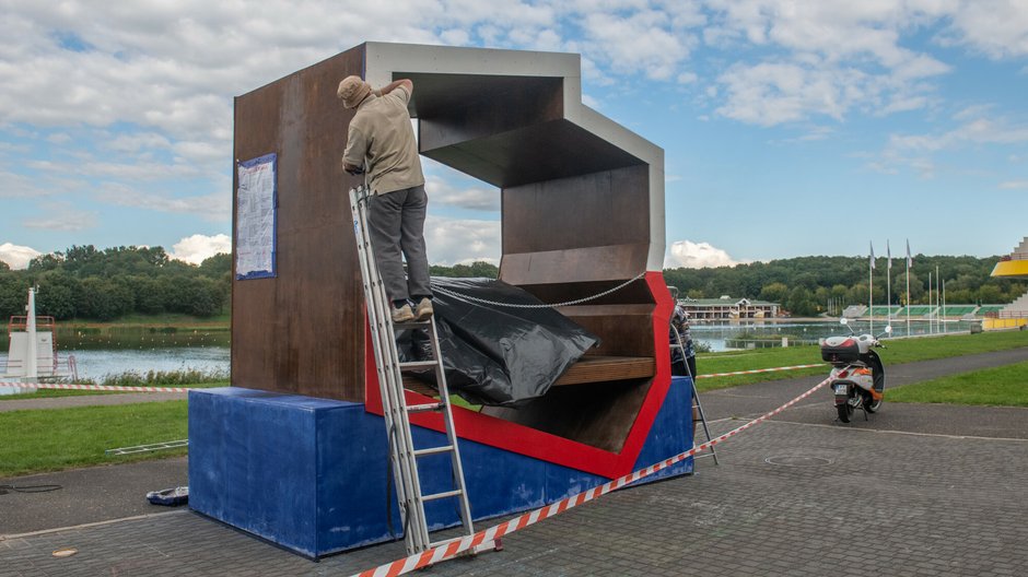 Renowacja patriotycznej ławki na poznańskiej Malcie. Ławka uległa zniszczeniu po opadach deszczu