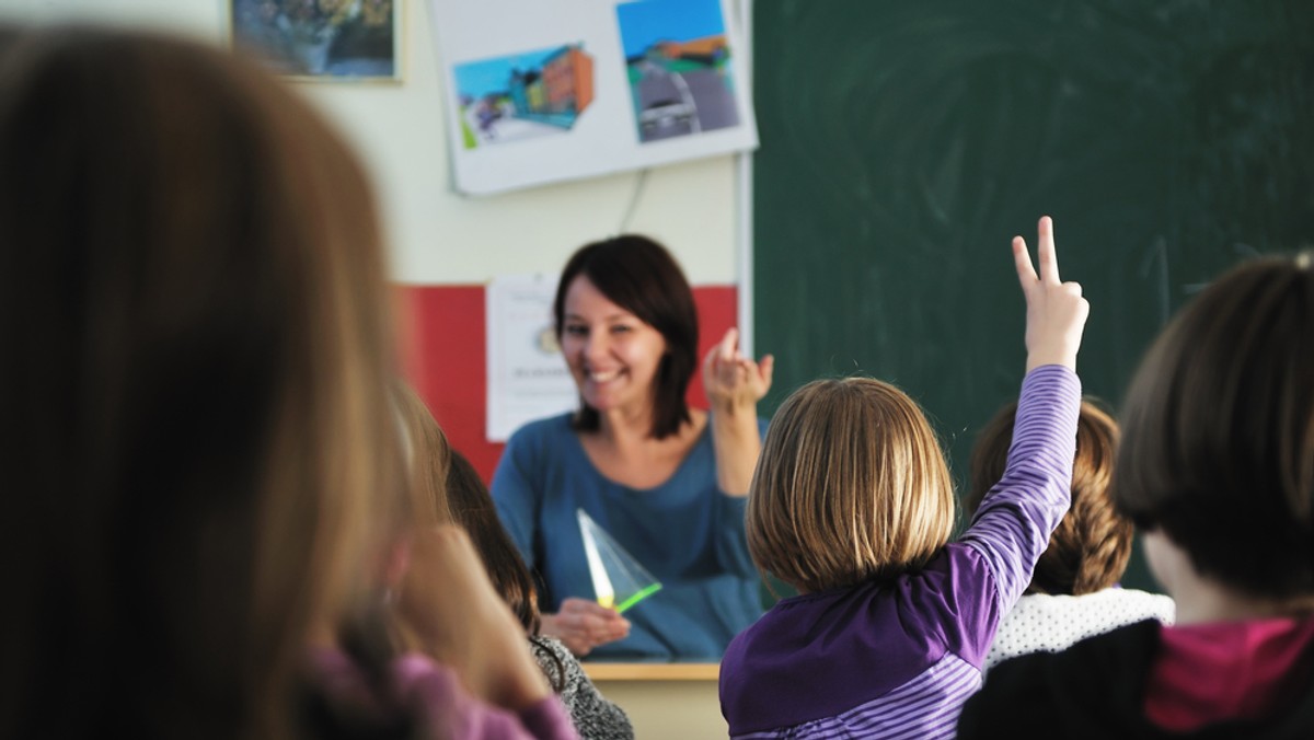 Na początku listopada ruszy nabór wniosków do programu stypendialnego dla uzdolnionej, ale niezamożnej młodzieży z województwa świętokrzyskiego. Uczniowie gimnazjów i liceów, a także po raz pierwszy szkół zawodowych, mogą jednorazowo otrzymać aż 3700 złotych. W pierwszej transzy stypendia trafią do 400 młodych osób.