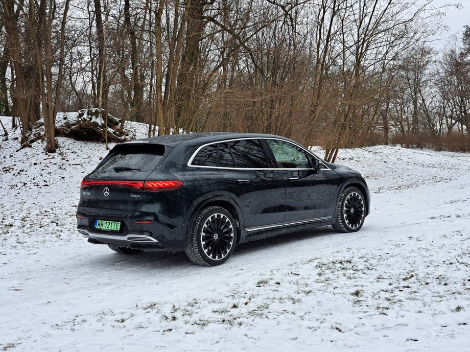 Mercedes EQS SUV - siarczysty mróz to nie jest pogoda, jaką lubią auta na prąd. Zasięg po mroźnej nocy spada, a gdy ruszam maleje szybciej niż powinien.