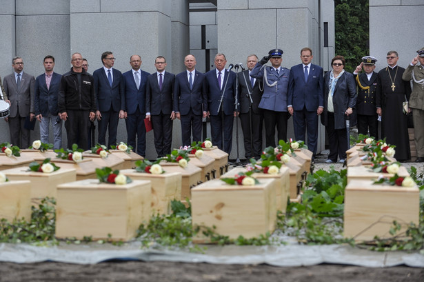 Uroczyste wyprowadzenie szczątków Żołnierzy Wyklętych z powązkowskiej Łączki