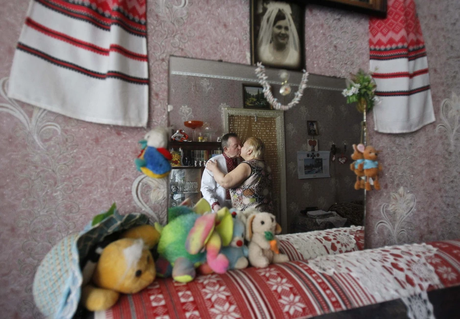 U ogledalu: Nikolaj i Natalija se spremaju za izlazak u disko-metro