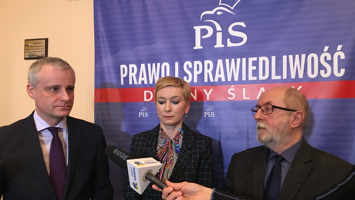 Wrocławscy politycy Prawa i Sprawiedliwości nie mają żadnych wątpliwości. Ich zdaniem Kazimierz Michał Ujazdowski, europoseł PiS, który stwierdził, że za kryzys w państwie odpowiada Jarosław Kaczyński, powinien honorowo pożegnać się z partią.