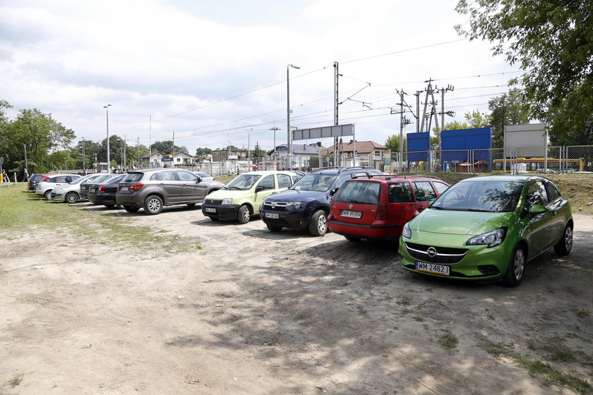 Będą nowe parkingi przy torach