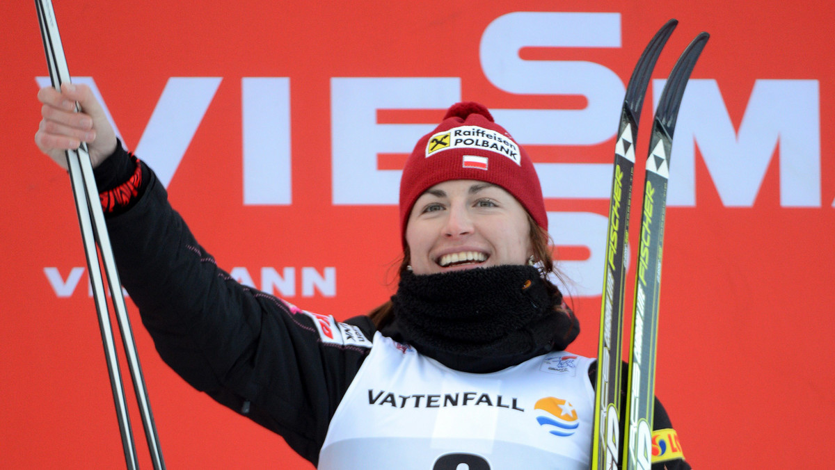 Justyna Kowalczyk w wielkim stylu wygrała bieg pościgowy na 9 km techniką klasyczną w Oberhofie, który był drugim etapem Tour de Ski. Jej najgroźniejsza rywalka Therese Johaug straciła 41,4 sekundy, a dodatkowo Polka uzyskała bonifikatę i w łącznej klasyfikacji ma nad Norweżką 46,4 sekundy przewagi. Norweskie media dostrzegają wielką formę Kowalczyk i zastanawiają się, czy ktokolwiek jest w stanie powstrzymać ją przed czwartym zwycięstwem z rzędu w tej prestiżowej imprezie.