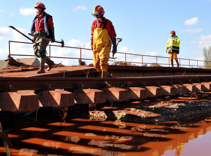 Czerwony szlam zalewa Węgry
