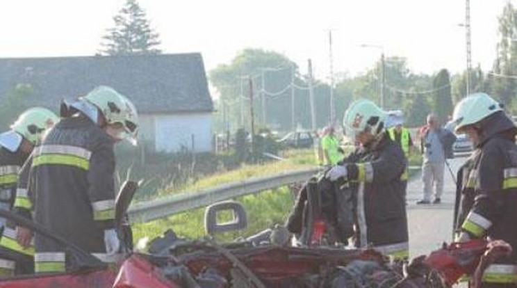 Halálos tömegbaleset Győrteleknél - megrázó fotók