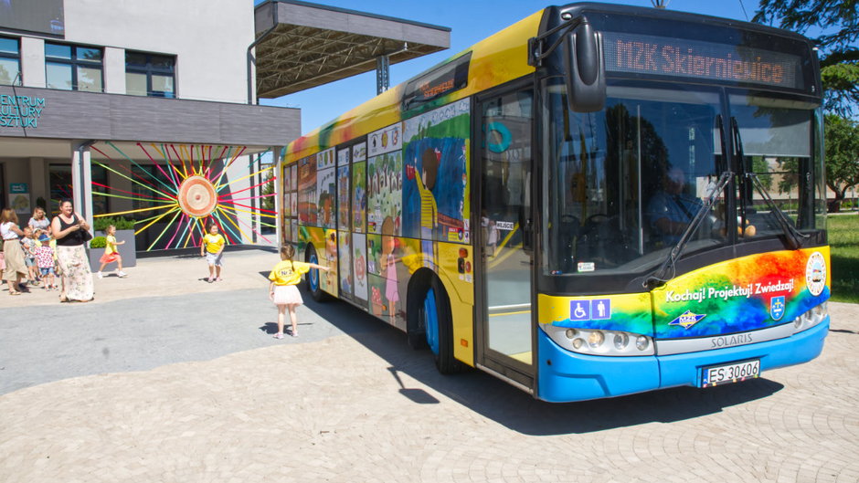 Dzieci pomalowały autobus, który jeździ ulicami Skierniewic