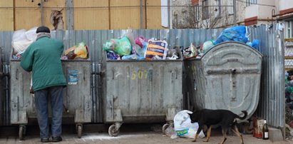 Bezdomny skrywał coś w dłoniach. Jego gest porusza do głębi