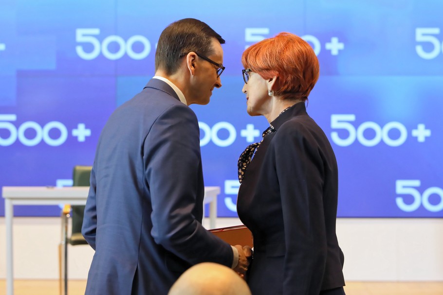 Elżbieta Rafalska, minister rodziny, pracy i polityki społecznej i premier Mateusz Morawiecki. Warszawa, 16 kwietnia 2019 r.