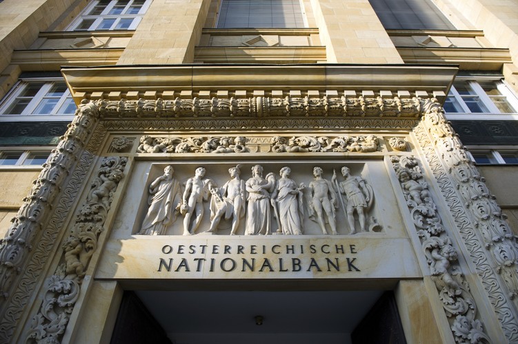 PKB Austrii w 2011 roku wyniósł 425 mld dol., co w przeliczeniu na mieszkańca daje 41 700 dol. Stopa bezrobocia w 2011 roku osiągnęła poziom 5,4 proc., zaś inflacja znajdowała się na poziomie 3,3 proc.  
Współczynnik Giniego, który informuje o skali nierówności dochodowych, w 2007 roku wynosił w Austrii 26. Wynik taki plasuje ten kraj wśród 10 państw o najniższych różnicach dochodowych na świecie. Średnia austriacka pensja w 2011 roku wynosiła 2963,27 euro brutto – jest to 9. najwyższy wynik na świecie. 
Na zdj. siedziba austriackiego banku centralnego, Wiedeń, 6.03.2012 r