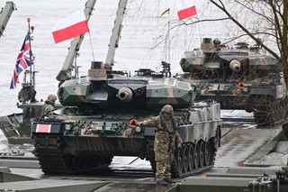 Zamiast 800 plus Polacy zapłacą podatek wojenny? Pomysł na tykającą bombę w budżecie państwa zaskakuje