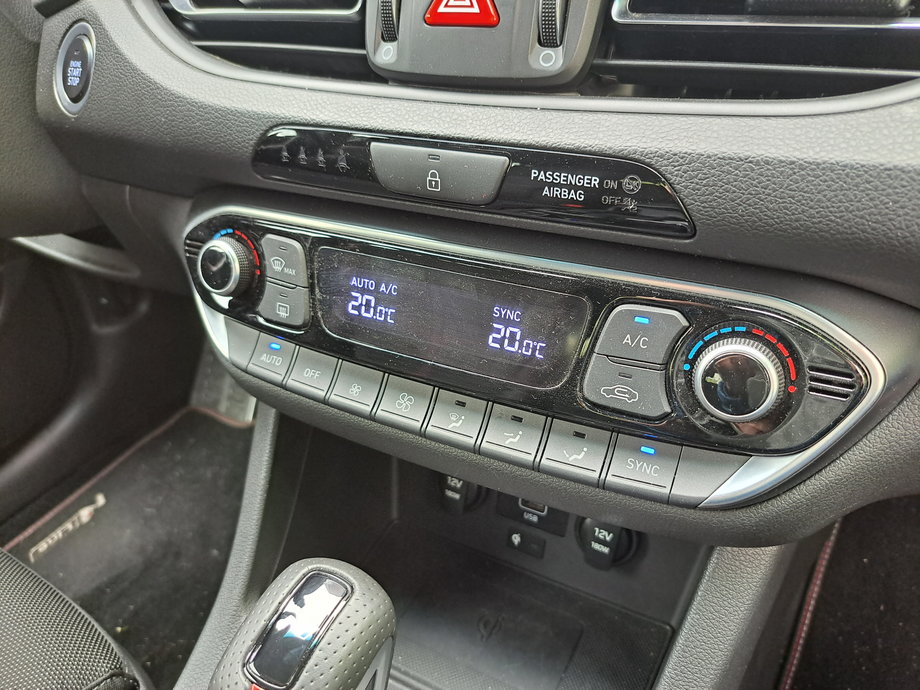 Hyundai i30 N-Line - pozostawiono tradycyjny panel do sterowania klimatyzacją. To bardzo dobrze.
