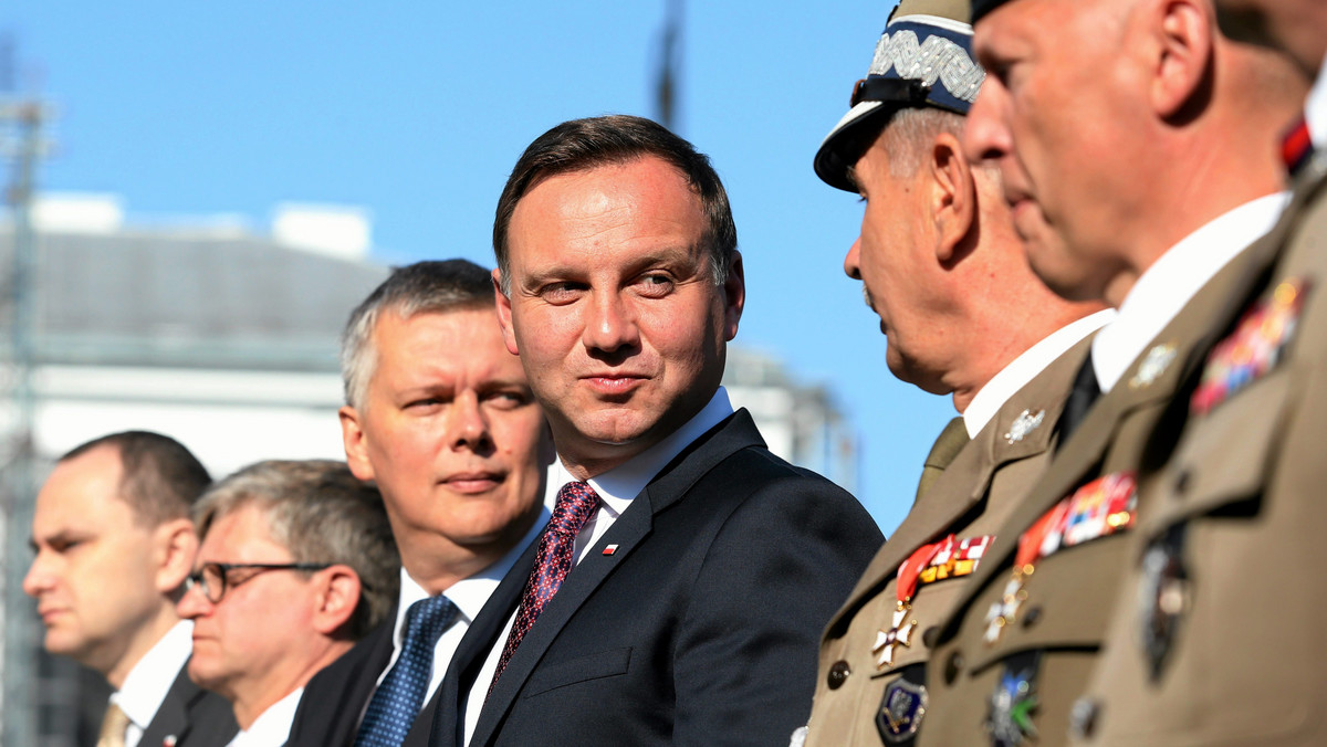 Prawie trzy godziny trwało pierwsze merytoryczne spotkanie prezydenta Andrzeja Dudy z wicepremierem, szefem MON Tomaszem Siemoniakiem. Rozmowa dotyczyła m.in. przygotowań do szczytu NATO, modernizacji wojska oraz bieżących wyzwań.