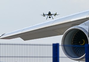 Dron nemačke policije proverava avion na aerodromu u Lajpcigu nakon otkrića eksplozivne naprave 5. avgusta