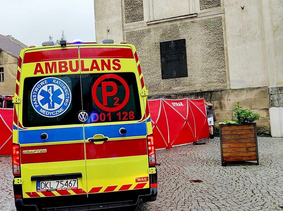 Kierowca wjechał w pieszych na chodniku. Są ofiary śmiertelne, w tym dziecko