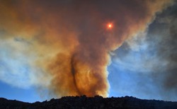 Wyjątkowe zjawisko nagrane przez strażaka. Tornado z OGNIA szalało w Portugalii