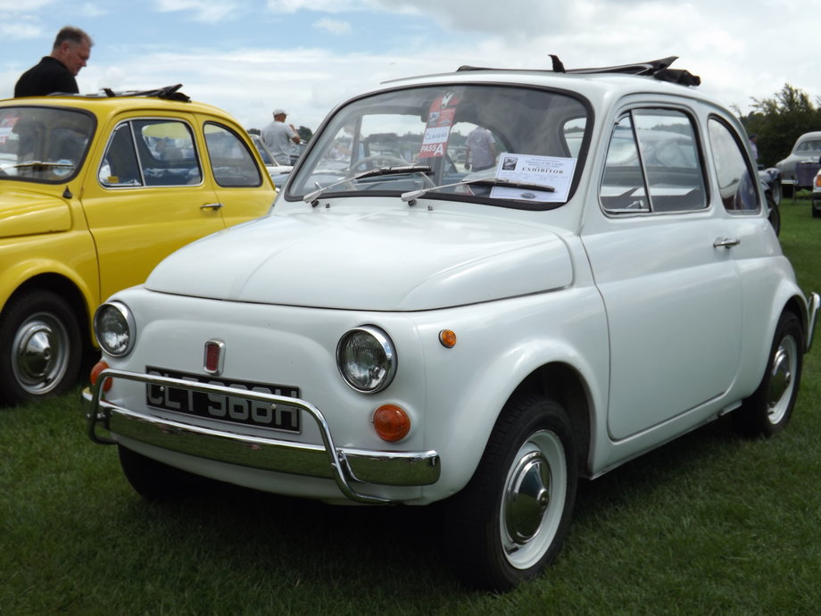 Trzecia wersja - Fiat 500 Lusso - trafiła do produkcji w 1965 roku, kontynuowano ją do 1972 r. Klamkę drzwi przeniesiono bliżej ich tylnej krawędzi.