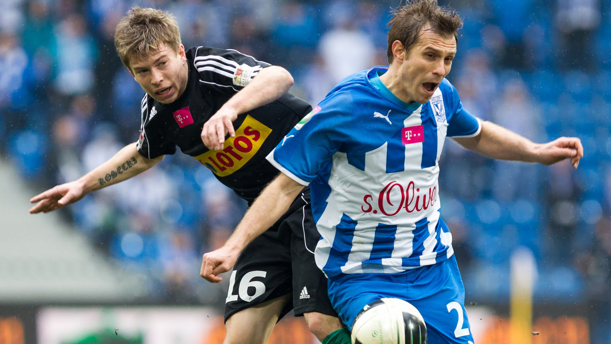 Lech Poznań pokonał Lechię Gdańsk 2:1 (1:0) w meczu 26. kolejki T-Mobile Ekstraklasy. Dzięki wygranej Kolejorz zachował marzenia o grze w europejskich pucharach w przyszłym sezonie.