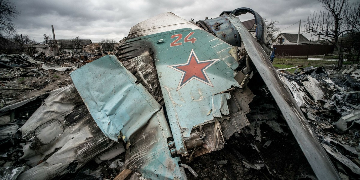 Rozbity rosyjski samolot Suchoj Su-34 w kwietniu w Czernihowie, Ukraina.