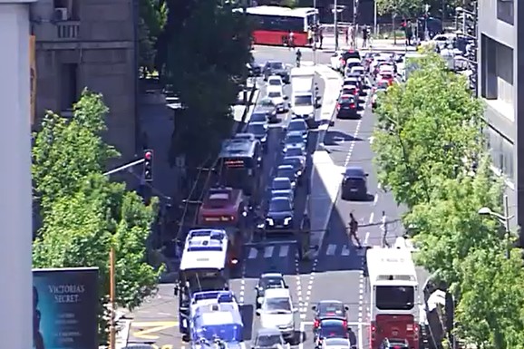 TAKSI UDARIO PEŠAKA U CENTRU BEOGRADA! Povređeni hitno prevezen na VMA