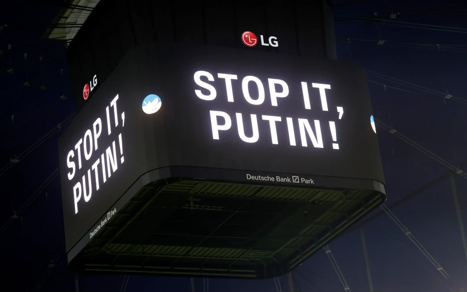 "Zaustavi to, Putine" - natpis na ekranu uoči početka utakmice nemačke Bundes lige
