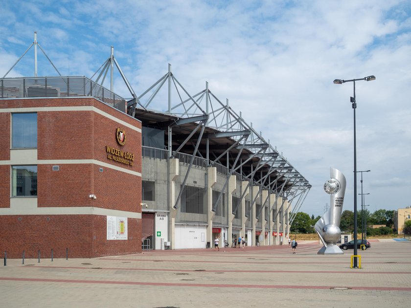 Klęcznik przed okienkiem kasy na łódzkim stadionie