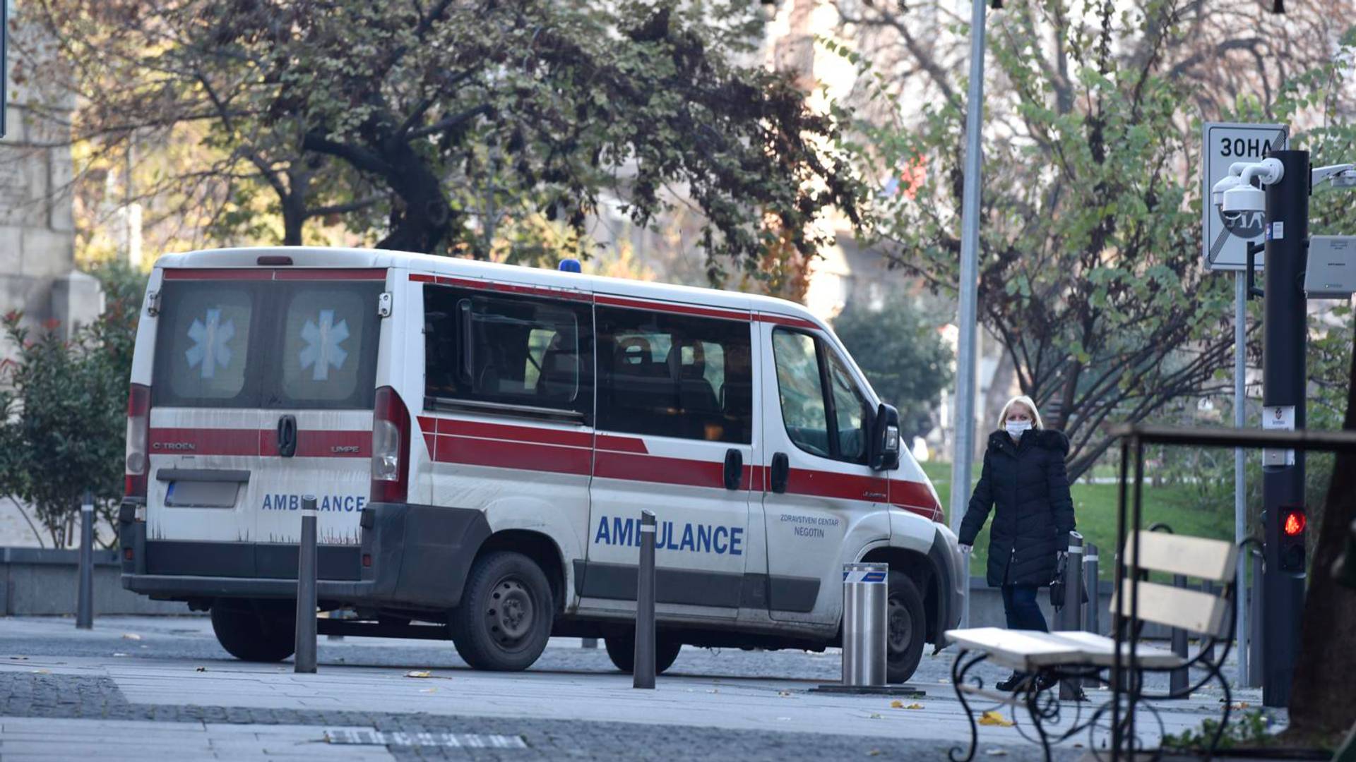 Beograđanin napao ekipu Hitne pomoći nožem jer su ga zamolili da stavi masku - ljudi koji ne veruju u koronu prešli su sve moguće granice