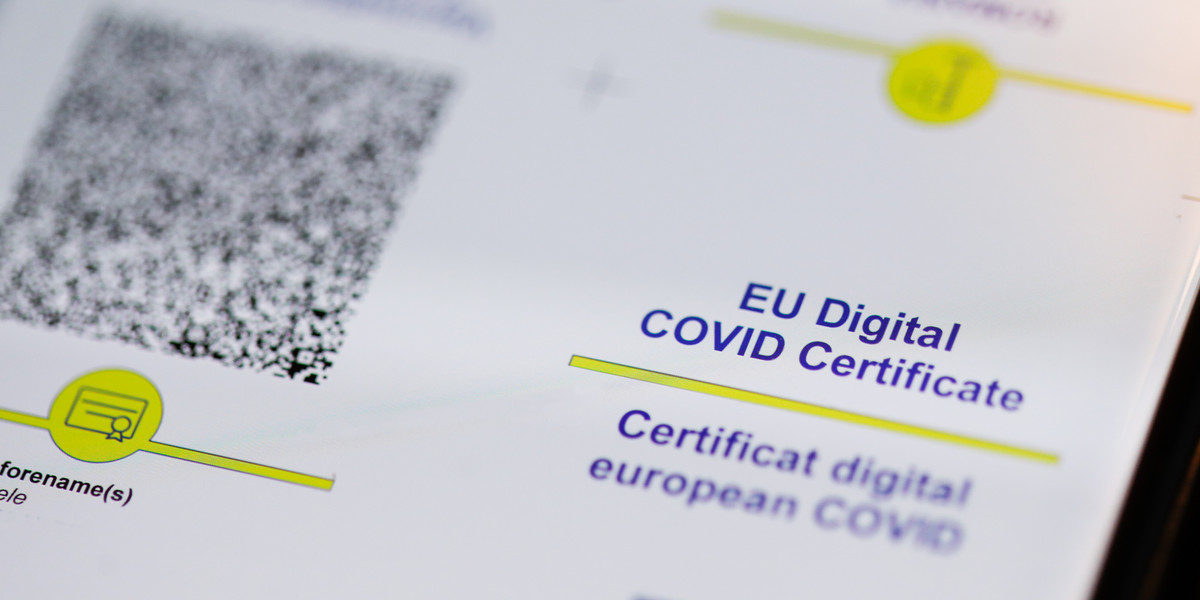 Wszystkie kraje Unii Europejskiej uznają Unijny Certyfikat COVID za zestandaryzowany dokument potwierdzający szczepienie.