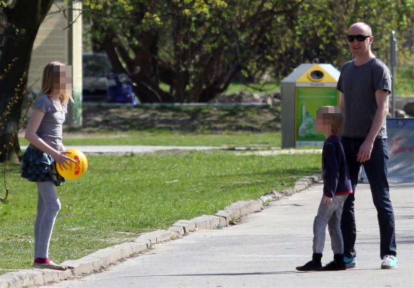 Aktor "Licencji na wychowanie" z dziećmi na pikniku. Foto