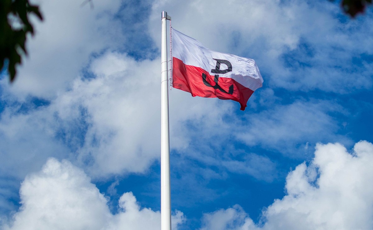 Masz Wolności ze flagą i znakiem Polski Walczącej