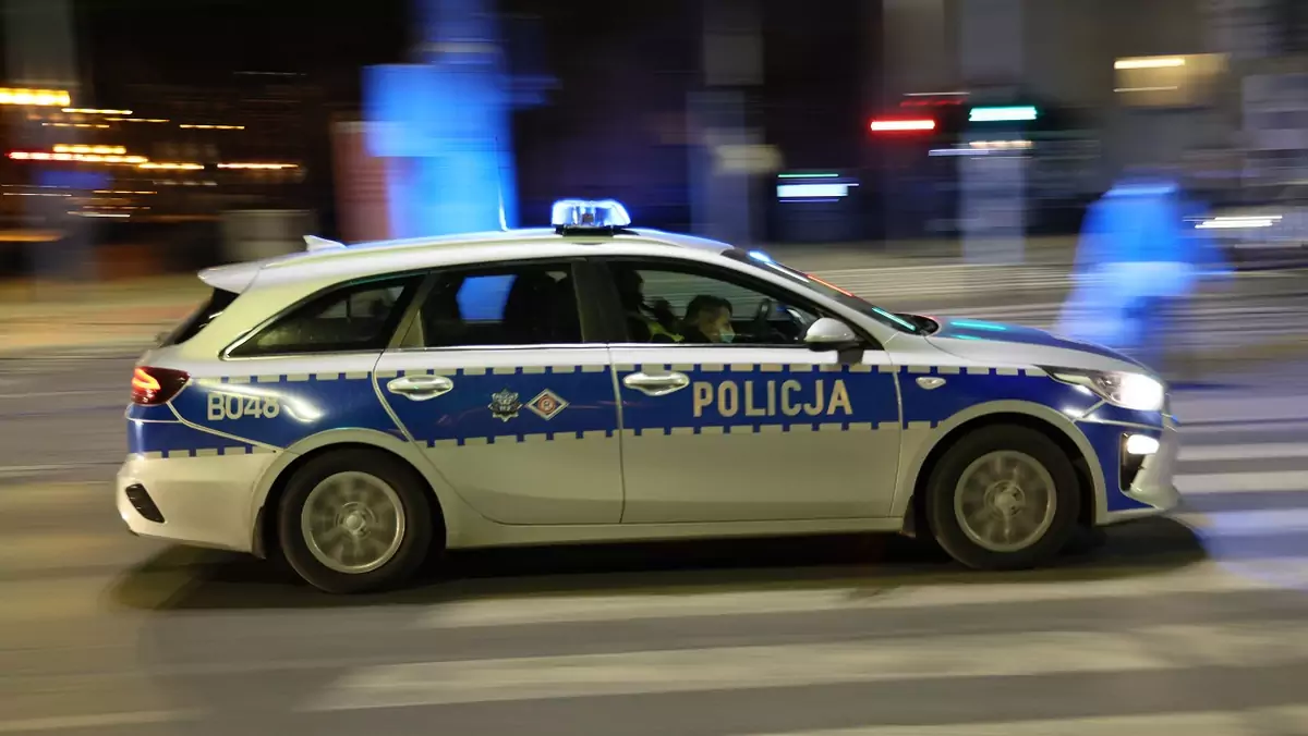 Samochód policyjny na sygnale (zdj. ilustracyjne)