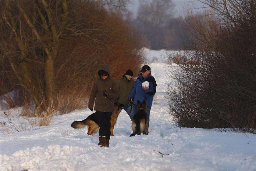 Kwaśniewscy. Cztery osoby wyprowadzają ich psy