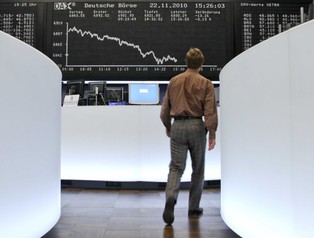 Wyprzedaż na globalnych giełdach. Indeksy spadają po piątkowych zamachach