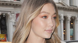 Gigi Hadid w bieli na różowym dywanie