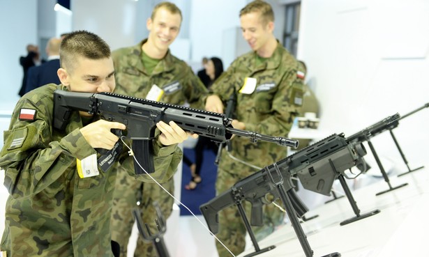 Kielce, 05.09.2017. Żołnierz z karabinem Grot (karabin MSBS-5,56, czyli modułowy system broni strzeleckiej kaliber 5,56 mm - PAP), 5 bm. podczas rozpoczynającego się w Kielcach XXV Międzynarodowego Salonu Przemysłu Obronnego. Karabinki produkowane są przez Fabrykę Broni "Łucznik" Radom, spółkę należąca do Polskiej Grupy Zbrojeniowej. Groty - jak zapowiedział szef MON - trafić mają do wojsk operacyjnych i obrony terytorialnej. (cat/nlat) PAP/Piotr Polak