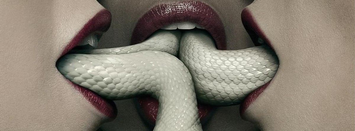 "American Horror Story: Sabat"Stworzony przez Ryana Murphy’ego serial „American Horror Story” to najlepsze, co wydarzyło się w kinie grozy ostatnich lat. Każda seria opowiada inną historię, każda eksploatuje inne rejony horroru, jednocześnie obnażając schematy rządzące gatunkiem i skutecznie strasząc. Akcja pierwszej części toczyła się więc w nawiedzonym domu, drugiej – w szpitalu psychiatrycznym, a „Sabat” – bo taki podtytuł dostał sezon trzeci – poświęcony jest oczywiście wiedźmom. I wiele wskazuje na to, że będzie to najlepsza z dotychczasowych serii, idealnie mieszająca grozę i humor, przemoc i seks. We współczesnym Nowym Orleanie młoda i nieśmiała Zoe Benson (Taissa Farmiga) trafia do tajemniczej szkoły dla czarownic, prowadzonej przez Cordelię Foxx (Sarah Paulson). Każda z dziewcząt, która tam przebywa, jest obdarzona specyficzną mocą. W szkole pojawia się też Fiona Goode (Jessica Lange) – potężna wiedźma, która uważa, że czarownicom ze szkoły Cordelii grozi wielkie niebezpieczeństwo. Równolegle poznajemy losy okrutnej Delphine LaLaurie (Kathy Bates) – XIX-wiecznej bywalczyni nowoorleańskich salonów i osławionej morderczyni niewolników. LaLaurie była postacią autentyczną – jej zbrodnie odbiły się w latach 30. XIX wieku szerokim echem, a z miasta wygnali ją rozwścieczeni mieszkańcy. Dom, który blisko dwieście lat temu należał do rodziny LaLaurie, do dziś jest jedną z turystycznych atrakcji Nowego Orleanu.American Horror Story: Sabat | Fox | niedziela, godz. 22.25