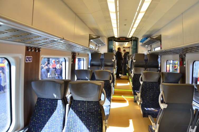 Pociąg Link został wyposażony w nowoczesny system informacji pasażerskiej składający się z wyświetlaczy i automatycznego zapowiadania stacji – zintegrowanego z GPS. Pociągi mogą też mieć dostęp do bezprzewodowego internetu. Zdjęcie: wnętrze pociągu Pesa Link