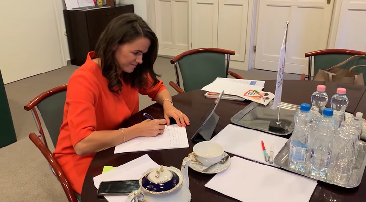 Novák Katalin aláírja az abortuszellenes koalícióba való belépési nyilatkozatot