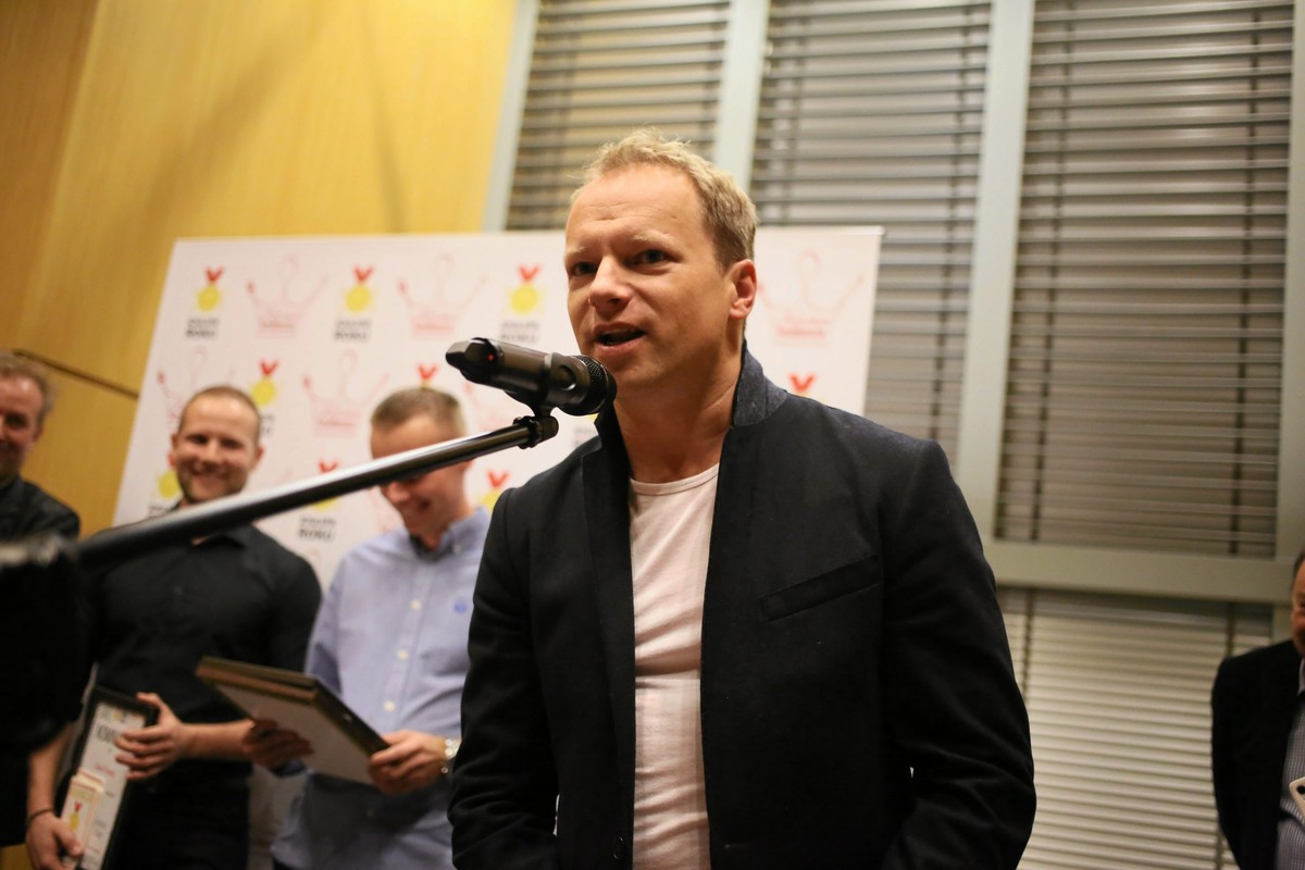Maciej Stuhr wtóruje ojcu ale i tłumaczy Polaków.