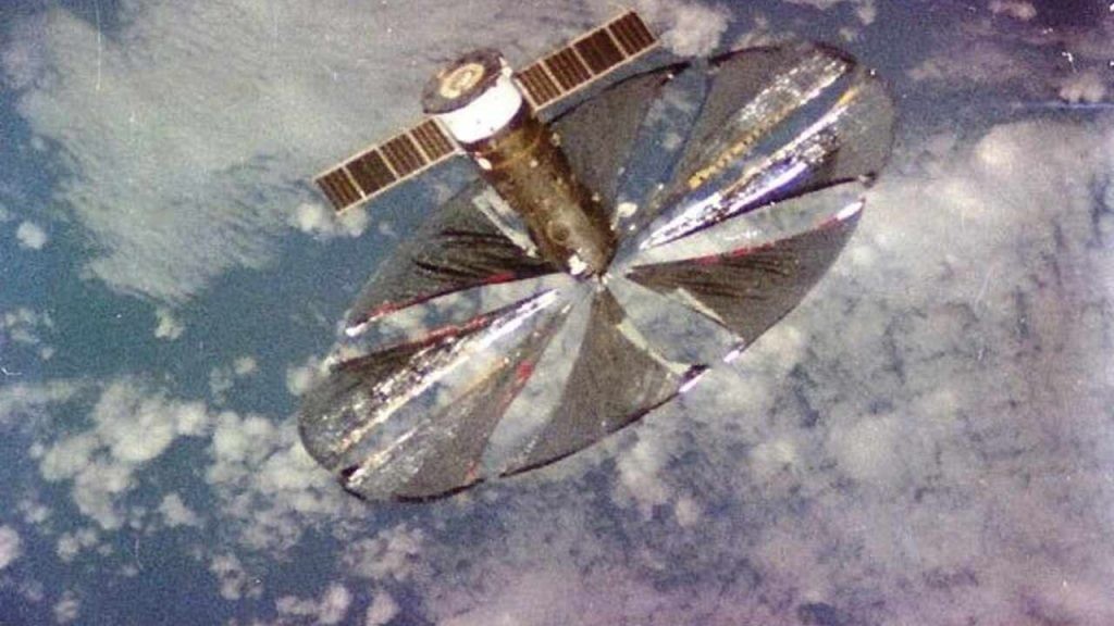 Experimentálne kozmické zrkadlo Znamja 2 po rozvinutí na obežnej dráhe vo februári 1993. Projekt mal overiť, či je možné odrážať slnečné svetlo na nočnú stranu Zeme. 