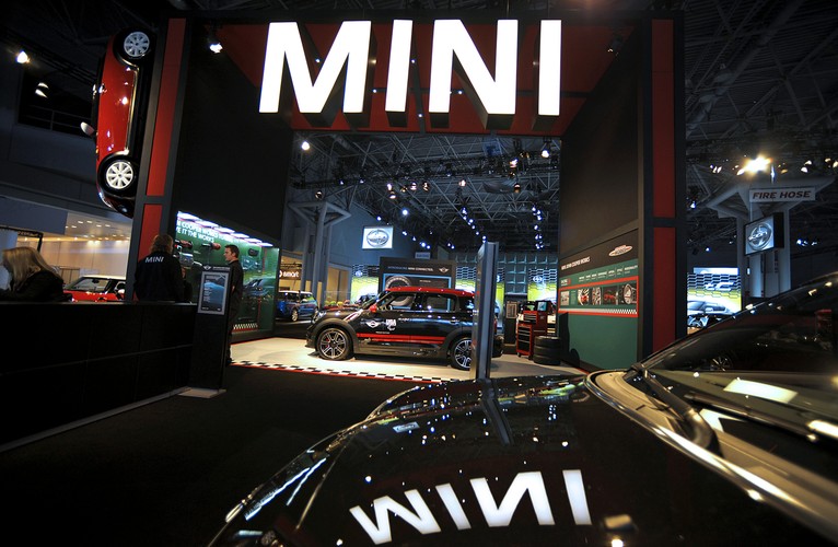 Mini – to mały brytyjski samochód, który ma długą historię. W 2011 roku został zastąpiony przez nowe MINI po przejęciu marki przez Bayerische Motoren Werke AG (BMW). Pierwotna wersja tego samochodu zyskała sobie miano kultowej i stała się ikoną lat 60. Na Żeraniu produkowany będzie prawdopodobnie Mini Suv. To mały sportowy samochód z charakterystycznym dwudrzwiowym nadwoziem. Popularny Mini Cooper to sportowa wersja auta. Samochód od lat produkowany jest w Cowley (miasto w hrabstwie Oksford, Wielka Brytania). Na zdjęciu: Mini Cooper Roadster  podczas targów motoryzacyjnych w Nowym Jorku, 5 kwietnia 2012 roku.