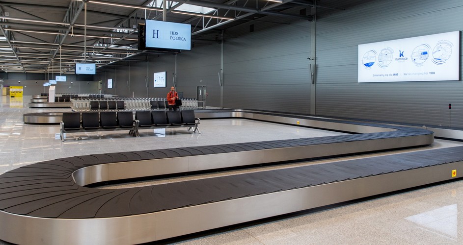 Znajdują się tam karuzele do odbioru bagażu oraz miejsca do odprawy paszportowej. <br><br>fot. (ag/cat) PAP/ Andrzej Grygiel