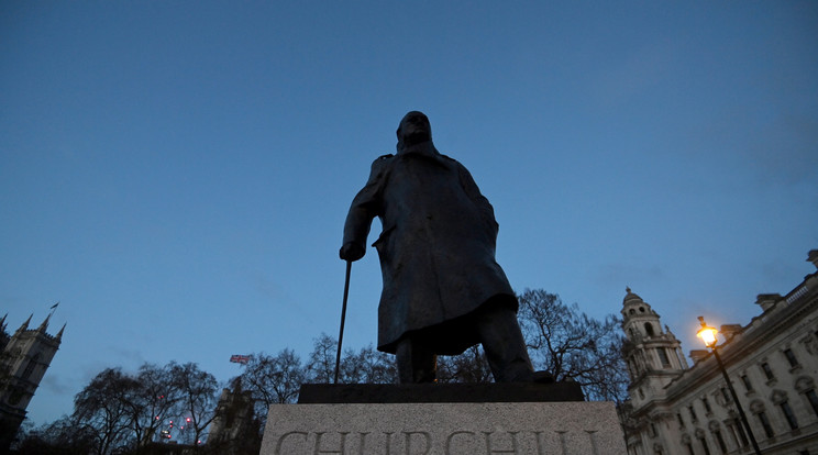 Winston Churchill néhai brit miniszterelnök szobra a londoni Parlament téren / Fotó: MTI/EPA/Facundo Arrizabalaga