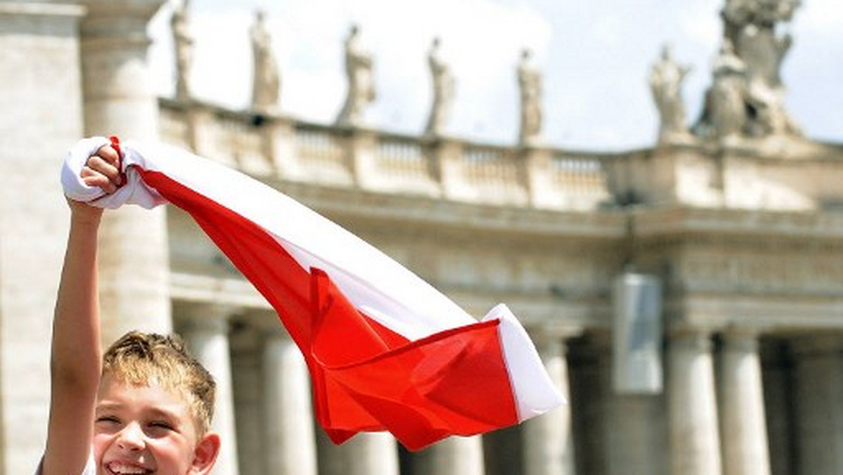 Tylko co drugi Polak wie, że pierwsi ludzie nie żyli w epoce dinozaurów. Ponad 1/2 wierzy, że atomy są mniejsze od elektronów i że zwykłe pomidory nie mają genów, a mają je tylko te modyfikowane genetycznie (GMO). 1/4 nie zna żadnego uczonego światowej sławy - donosi "Gazeta Wyborcza".