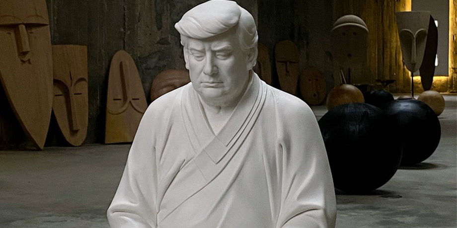 Figurka Donalda Trumpa stylizowana na Buddę sprzedawana jest pod hasłem "make you company great again", które nawiązuje do słynnego  "make America great again", z którym Trump wygrał wybory.