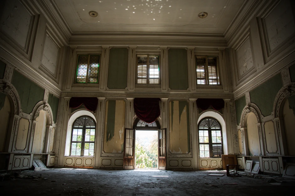 Sala kneževa: Ovde su se nekad održavali balovi o kojima se pričalo, organizovani su koncerti, književne večeri...