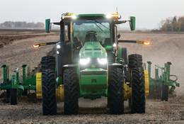 Autonomiczny traktor John Deere pracuje sam. Rolnik "ma wolne"