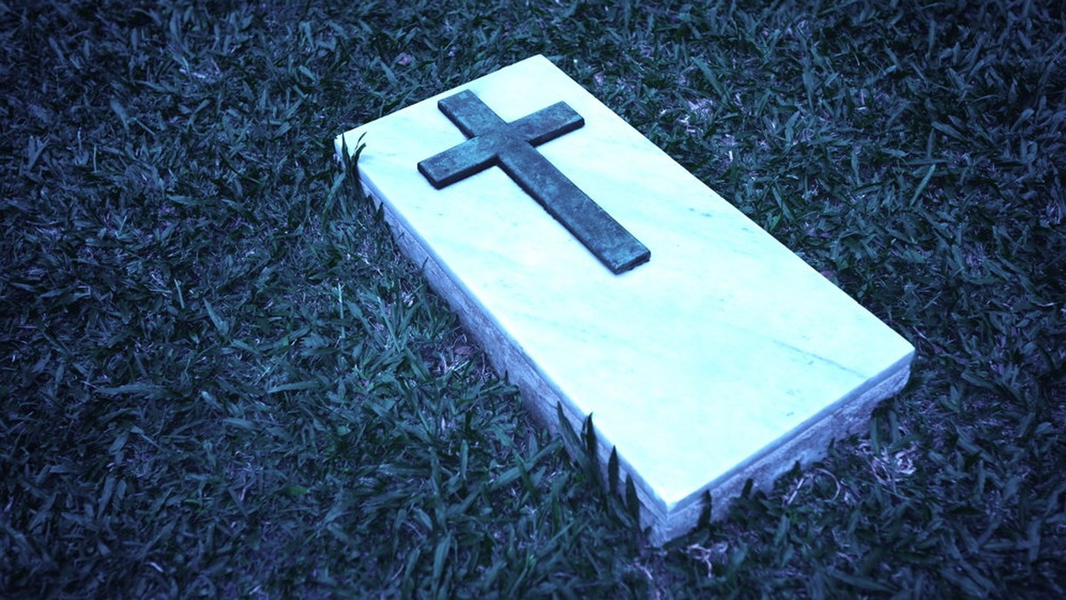 Na cmentarzu komunalnym w Legnicy doszło do zamiany trumien dwóch mężczyzn. Pomyłka wyszła na jaw, gdy podczas pogrzebu rodzina jednego z nich chciała pożegnać się ze zmarłym – podaje RMF FM.
