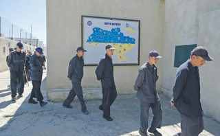 Winni znęcania się nad więźniami z Krymu tracą anonimowość
