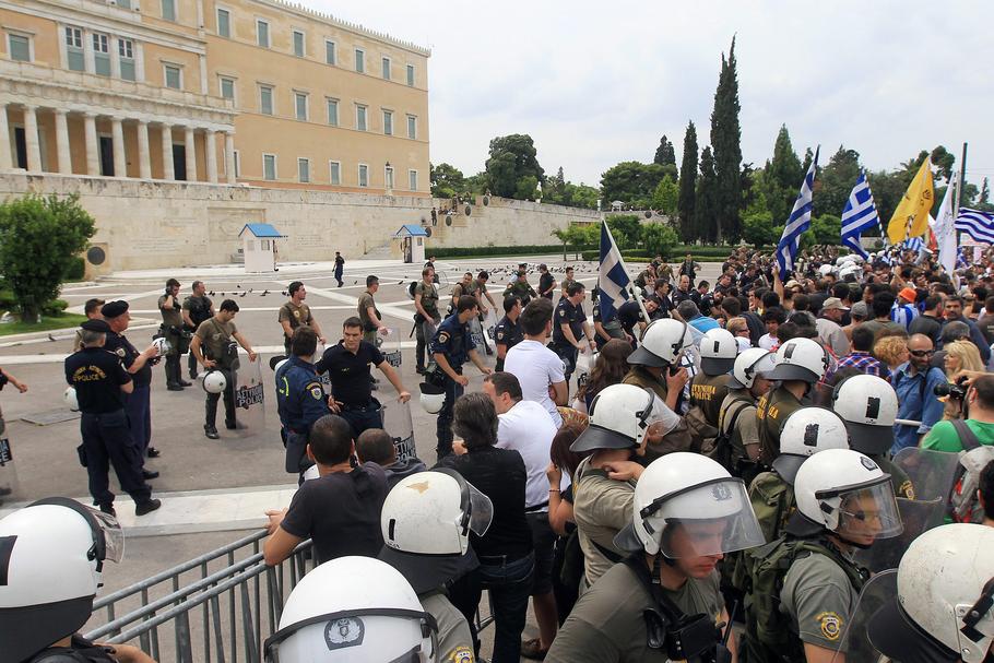 Protest przed parlamentem w Atenach w 2011 r.